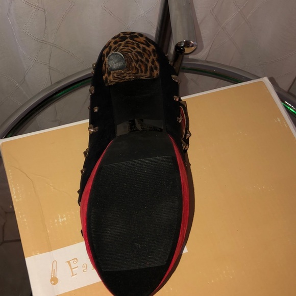 Red cheetah heels with gold studs - Picture 4 of 4